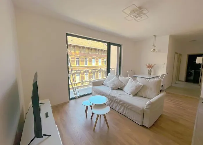 Spacious Rooms With Balcony And Garage