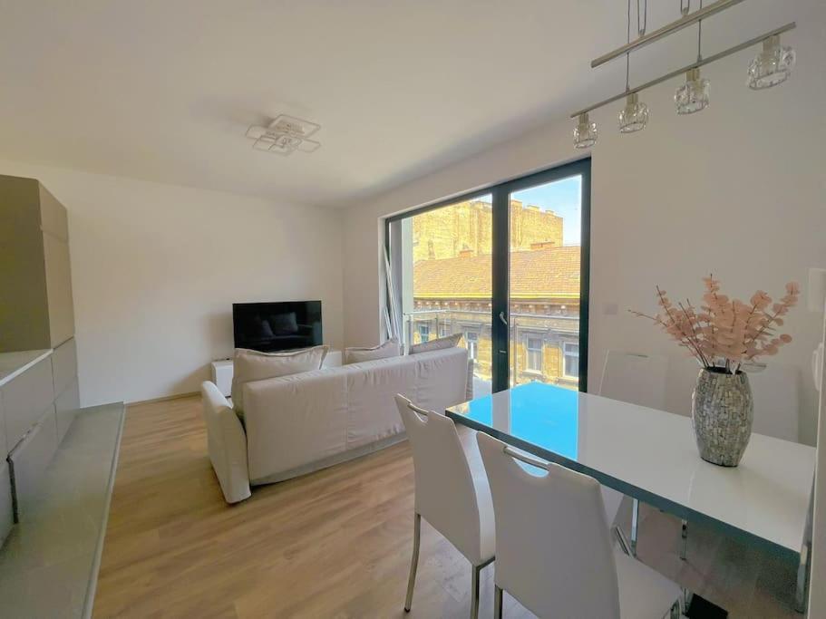 Appartement Spacious With Balcony And Garage Budapest