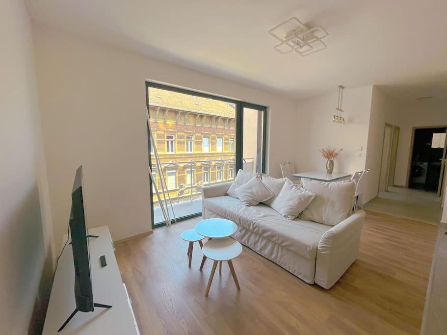 Spacious With Balcony And Garage Appartement Budapest